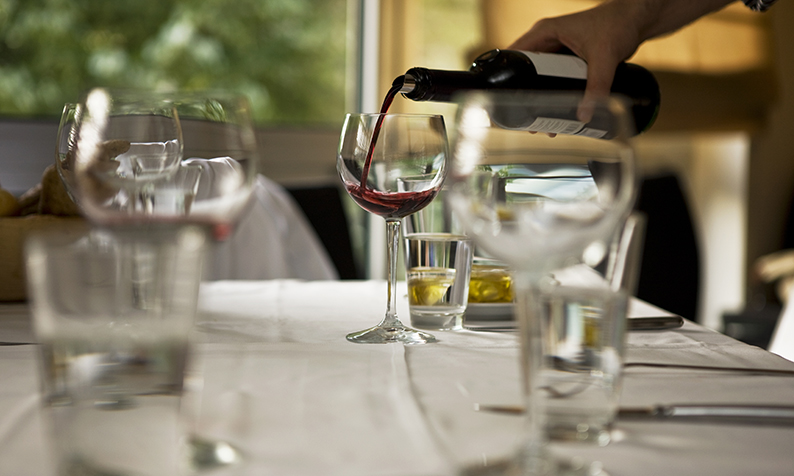 Cum se elimină petele de vin roșu de pe fața de masă